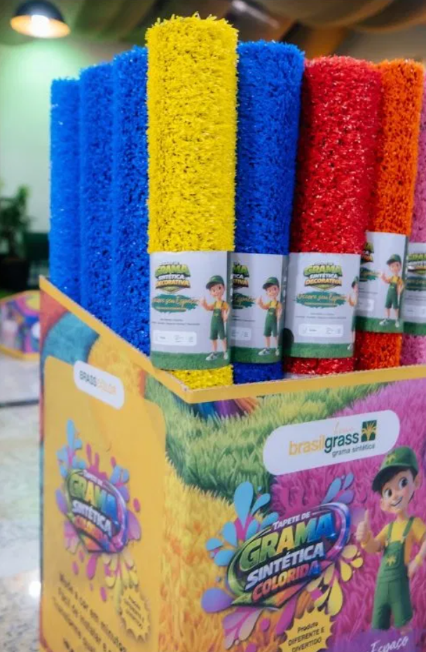 Tapetes de Grama Sintética Colorida BrasilGrass nas cores azul, amarelo, vermelho, laranja e rosa